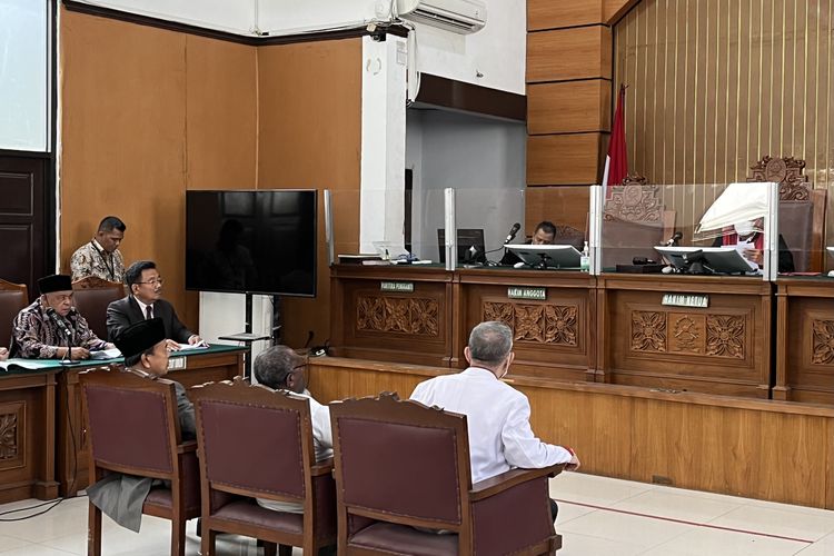 Tim Kuasa Hukum Gubernur Papua Lukas Enembe menghadirkan satu saksi dan dua ahli dalam sidang gugatan praperadilan melawan Komisi Pemberantasan Korupsi (KPK) dalam persidangan di Pengadilan Negeri (PN) Jakarta Selatan, Jumat (28/4/2023).