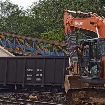 Evakuasi kereta babaranjang yang tertimpa balok girder pembangunan flyover bentaian di Kabupaten Muara Enim, Sumatera Selatan, Kamis (7/3/2024).