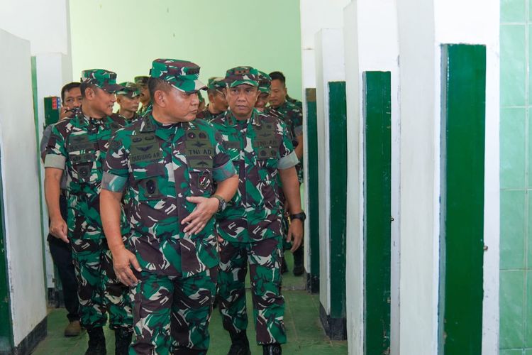 Kepala Staf Angkatan Darat (KSAD) Jenderal Dudung saat meninjau renovasi barak taruna di Akademi Militer, Magelang, Jawa Tengah, Senin (1/8/2022).