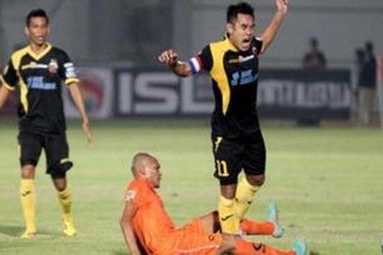 Penyerang Persisam Samarinda, Ferdinand Sinaga, melanggar gelandang Sriwijaya FC, Ponaryo Astma, saat kedua tim bertemu dalam pertandingan lanjutan Liga Super Indonesia, Minggu (20/1/2013) lalu. Persisam akhirnya berhasil mengalahkan Sriwijaya dengan skor 4-2. 