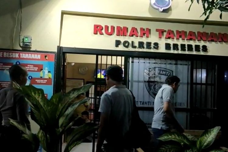 Polisi menahan 7 anggota LSM yang diduga memeras keluarga pelaku pemerkosaan anak di Kecamatan Tanjung, Brebes. Mereka ditahan di Markas Polres Brebes setelah diperiksa 6 jam, Jumat (20/1/2023) dini hari. 