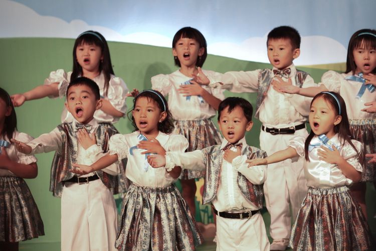 Murid TK berpartisipasi dalam lomba paduan anak tingkat TK dan SD, Dendang Kencana 2017, di Bentara Budaya Jakarta, Palmerah, Kamis (26/10/2017). Kegiatan yang berlangsung di empat kota yakni Jakarta, Yogyakarta, Denpasar dan Surabaya ini, bertujuan untuk memberikan panggung bagi paduan suara anak.