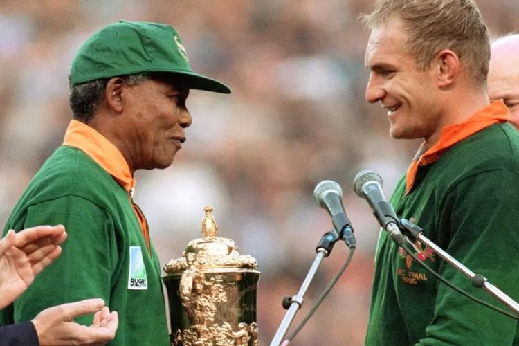 Nelson Mandela adalah Presiden Afrika Selatan saat kapten timnas Francois Pienaar mencetak kemenangan di Piala Dunia Rugby 1995.
