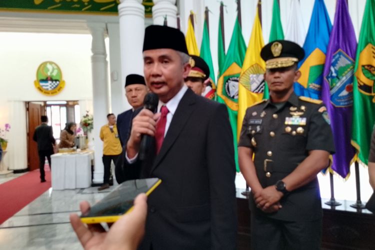Pj Gubernur Jabar, Bey Machmudin menjawab pertanyaan awak media di Gedung Sate, Kota Bandung, Rabu (20/9/2023).