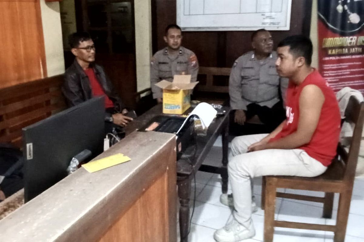 DS, pelaku pembakaran mobil pikap, di Jalan Majapahati, Kota Blitar, dimintai keteranga Satreskrim Polres Blitar Kota