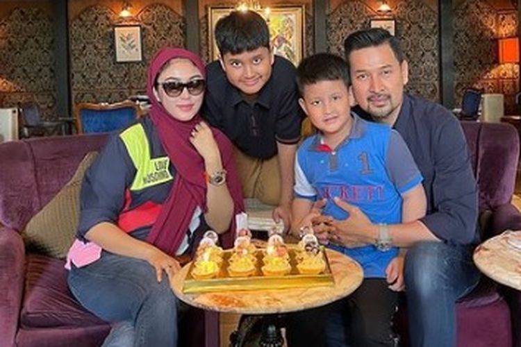 Nuri Shaden bersama suaminya Hikmal Abrar dan kedua anaknya.