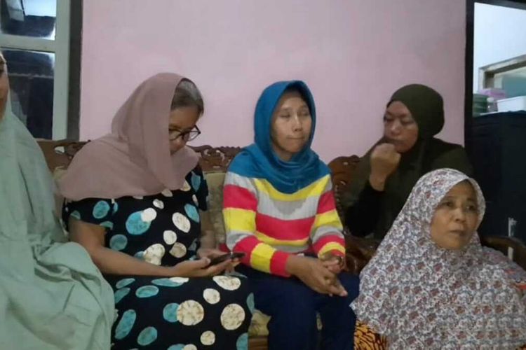 Keluarga salah satu korban hilang pasca-tenggelamnya Kapal Yunicee asal Kabupaten Tasikmalaya, masih berharap saudaranya ditemukan selamat saat ditemui di rumahnya, Kamis (1/7/2021). Pihak keluarga menyebut saudaranya selama ini bekerja di kantin kapal yang tenggelam tersebut.