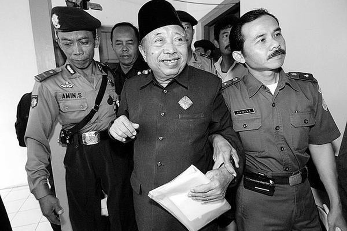 Terdakwa perkara pencurian dan pemalsuan arca batu koleksi Museum Radya Pustaka Solo, Jawa Tengah, KRH Darmodipuro alias Mbah Hadi (mantan Kepala Museum Radya Pustaka), Selasa (19/2), mulai mengikuti persidangan di Pengadilan Negeri Solo. Jaksa penuntut umum dalam dakwaannya menyatakan perbuatan Mbah Hadi telah merugikan negara.  