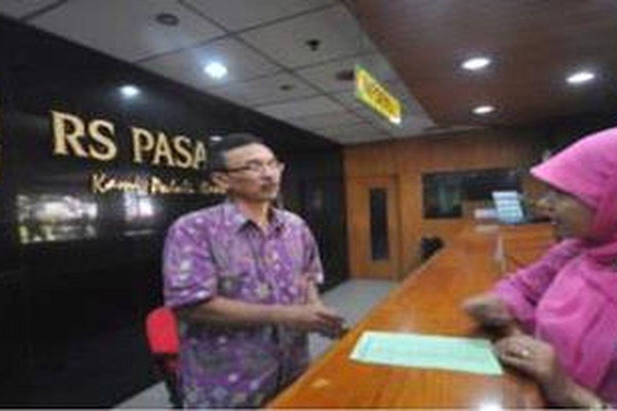 Munirah (45) meminta pelayanan kesehatan gratis untuk mendaftar Kartu Jakarta Sehat di RSUD Pasar Rebo, Jakarta, Jumat, (16/11/2012). Ia datang hanya dengan menggunakan KTP DKI dan Kartu Jaminan Pemeliharaan Kesehatan Keluarga Miskin (JPK-Gakin). Karena kurangnya sosialisasi, kemudian RSUD Pasar Rebo memberikan surat persyaratan Kartu Jakarta Sehat dan surat copian selama belum memiliki Kartu Jakarta Sehat.