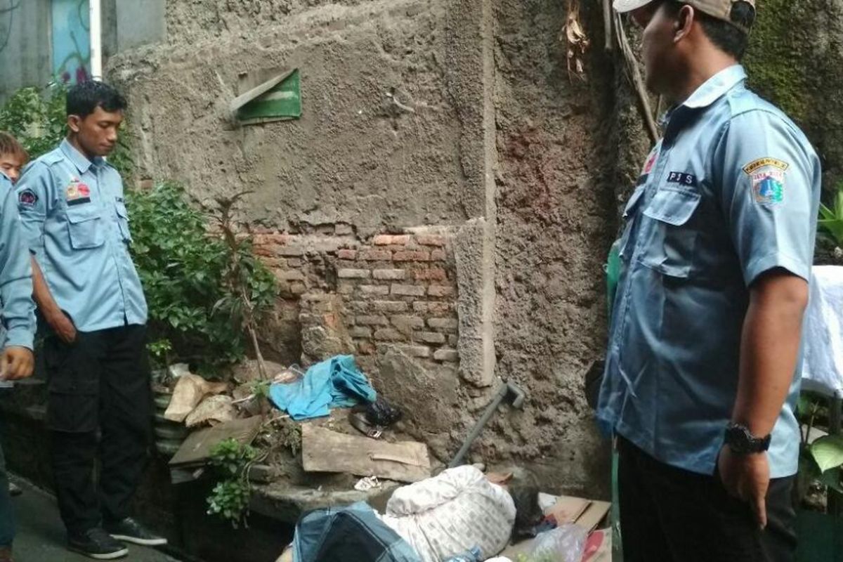 Pria berusia 74 tahun yang ditemukan di atas got depan SD Widuri Indah, Jakarta Barat.