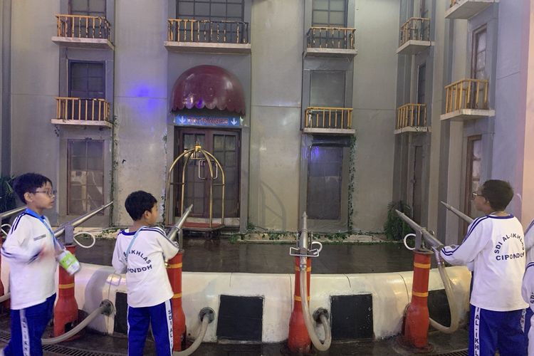 Anak-anak belajar profesi pemadam kebakaran di Kidzania Jakarta.