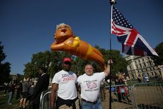 Pendukung Trump Terbangkan Balon Wali Kota London Berbikini