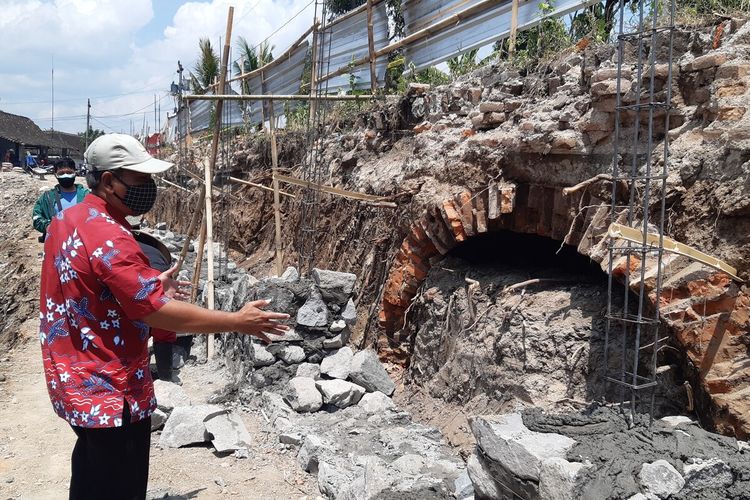 Terowongan ditemukan di bekas embung di Desa Sabrang Lor, Kecamatan Trucuk, Kabupaten Klaten, Jawa Tengah, Selasa (7/9/2021).