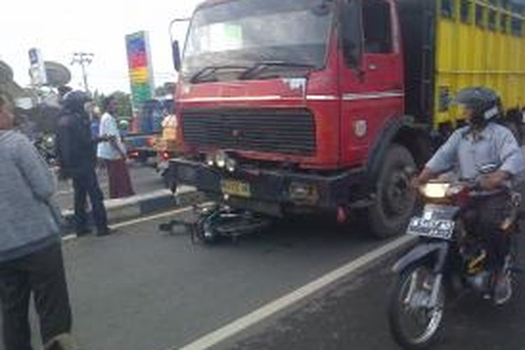 Motor milik Rasul, korban tewas berada di bawah fuso pada kecelakaan di depan rumah sakir dr. Slamet Martodirdjo Pamekasan.