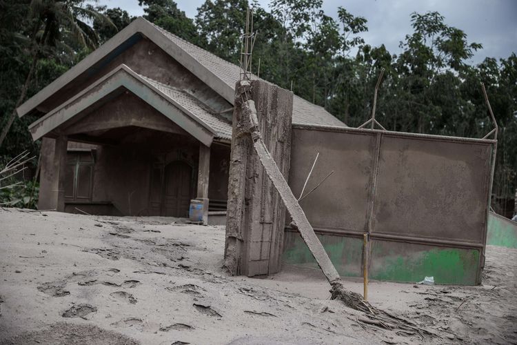 Rumah yang rusak akibat abu vulkanik letusan Gunung Semeru di Desa Sumber Wuluh, Lumajang, Jawa Timur, Minggu (5/12/2021). Akibat letusan Gunung Semeru tersebut sedikitnya puluhan rumah rusak.