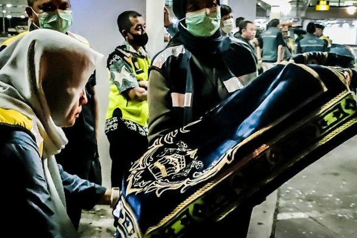 Kedatangan 392 jemaah haji kloter pertama di Bandara Sultan Hasanuddin, Rabu (11/6/2025) malam. Pihak bandara sambut dengan spanduk dan souvenir sajadah sebagai ungkapan syukur.  
