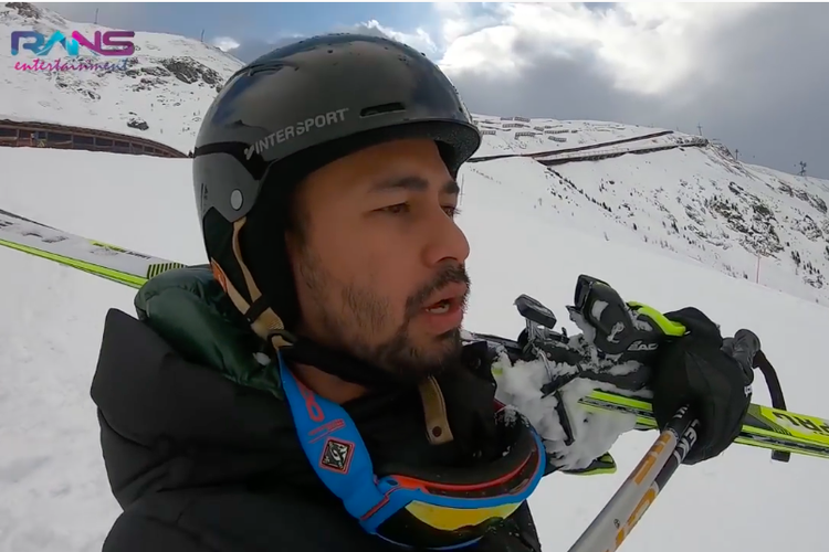 Pembawa acara Raffi Ahmad bermain ski di resor ski tertinggi dunia di Zermatt, Swiss.