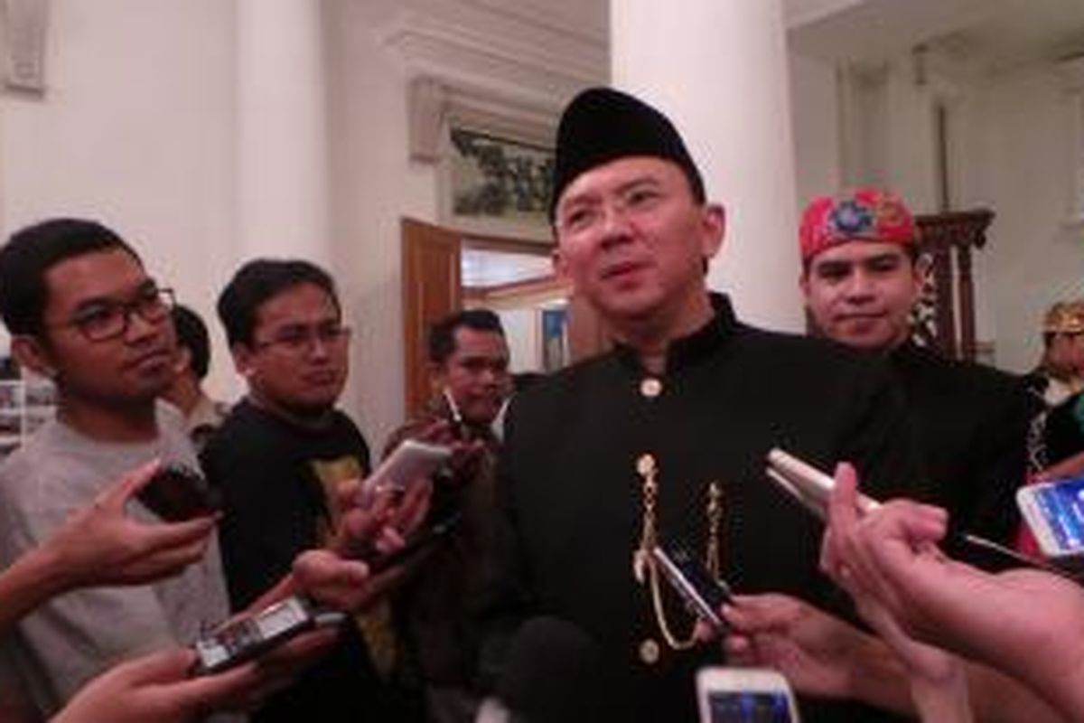 Gubernur DKI Jakarta Basuki Tjahaja Purnama seusai menerima finalis Abang None di Balai Kota, Rabu (12/8/2015). 