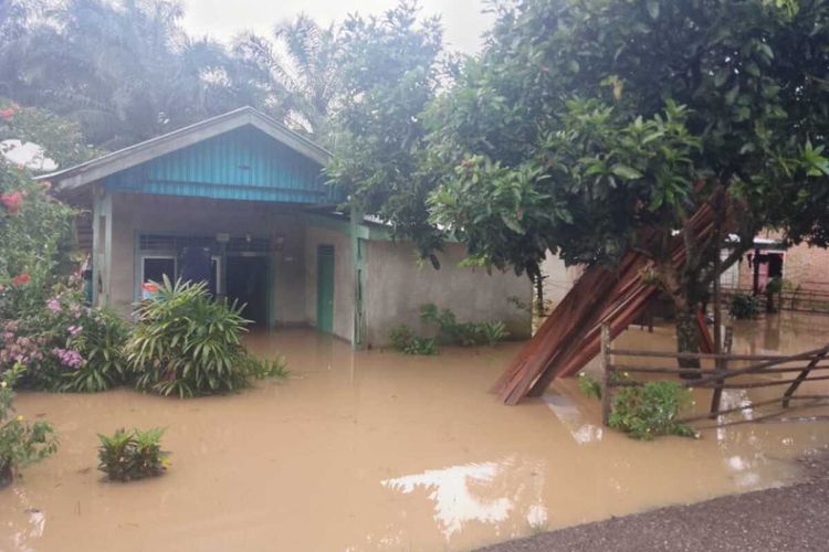 Hujan deras mengguyur Bengkulu sejak sore Senin (29/8/2022) setidaknya 481 rumah dan 1 jalan umum amblas di Kabupaten Seluma, Provinsi Bengkulu.