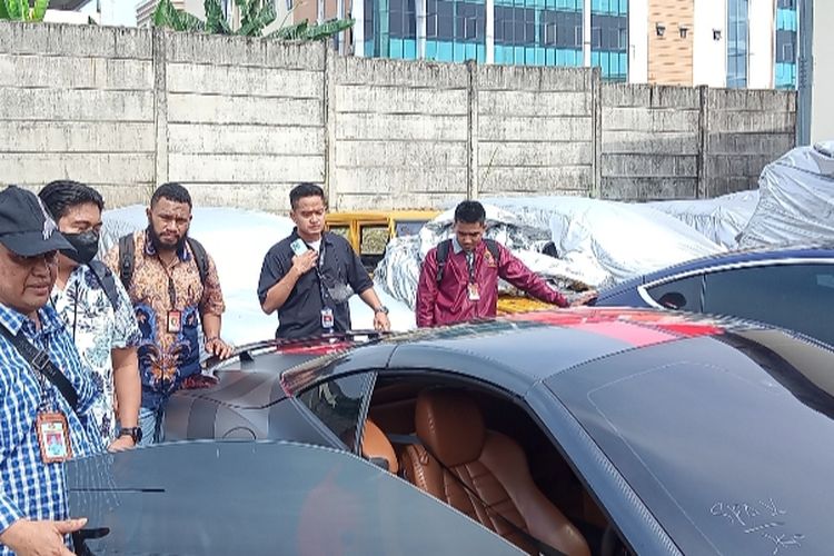 Kompol Karta Tunjukkan Barang Bukti Di antaranya 2 Mobil Mewah Milik Tersangka Kasus Binomo Indra Kenz yang Diserahkan ke Kejari Tangsel, Jumat (24/6/2022)