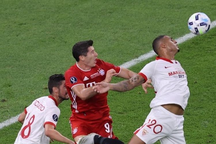 Robert Lewandowski dan Sergio Escudero berduel dalam laga Bayern Muenchen vs Sevilla pada Piala Super Eropa 2020.