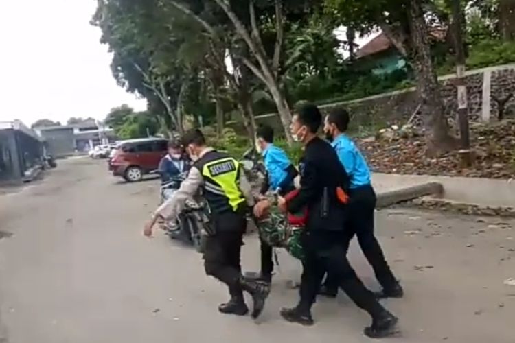 Bidik layar video seorang tentara gadungan digotong karena pingsan usai mengamuk di Stasiun KA Kotabumi, Lampung Utara, Senin (1/8/2022) pagi.