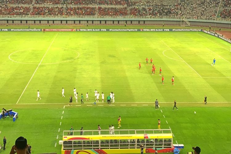 Suasana laga timnas U17 Indonesia vs Maroko dalam matchday terakhir babak penyisihan Grup A Piala Dunia U17 2023 di Stadion Gelora Bung Tomo pada Kamis (16/11/2023).