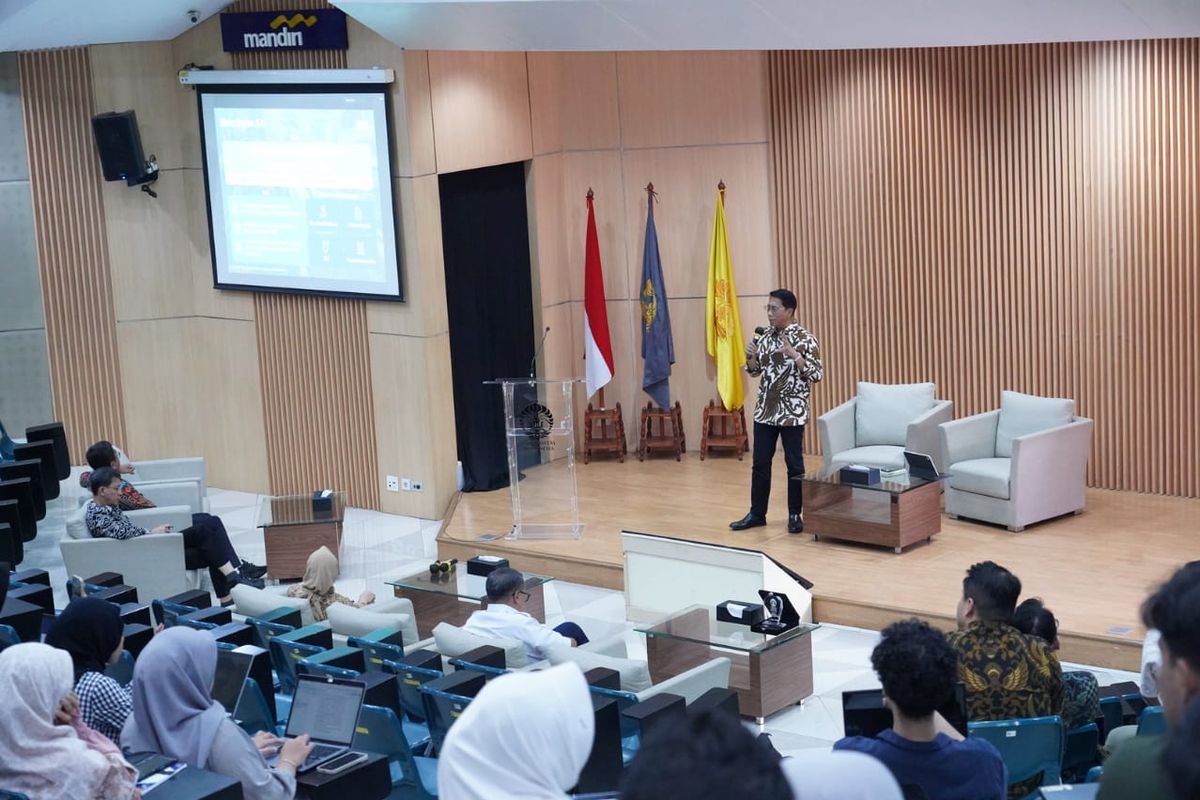 Dirut KAI Didiek Hartantyo memberikan kuliah umum di FEB UI, Rabu (12/3/2025).