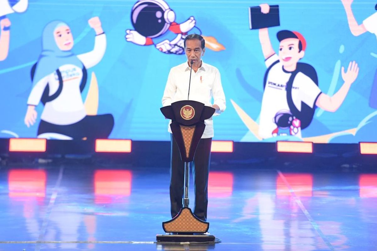 Presiden Republik Indonesia, Joko Widodo saat menghadiri Vokasifest x Festival Kampus Merdeka di Taman Ismail Marzuki, Senin (11/12/2023). 