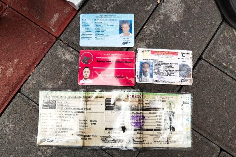 Polisi menemukan dompet yang berisi identitas dari pria berinisial M (33) tewas di selokan Jalan Pesanggrahan Raya, Jakarta Selatan, Senin (30/1/2023) pagi.   Selain KTP, terdapat juga kartu tanda anggota dari Partai Demokrasi Indonesia Perjuangan (PDIP) yang sama dengan nama korban yang tewas. 