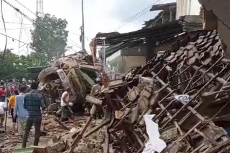 Truk gandeng yang mengalami rem blong menabrak sejumlah mobil, sepeda  motor hingga toko milik warga di Jember  