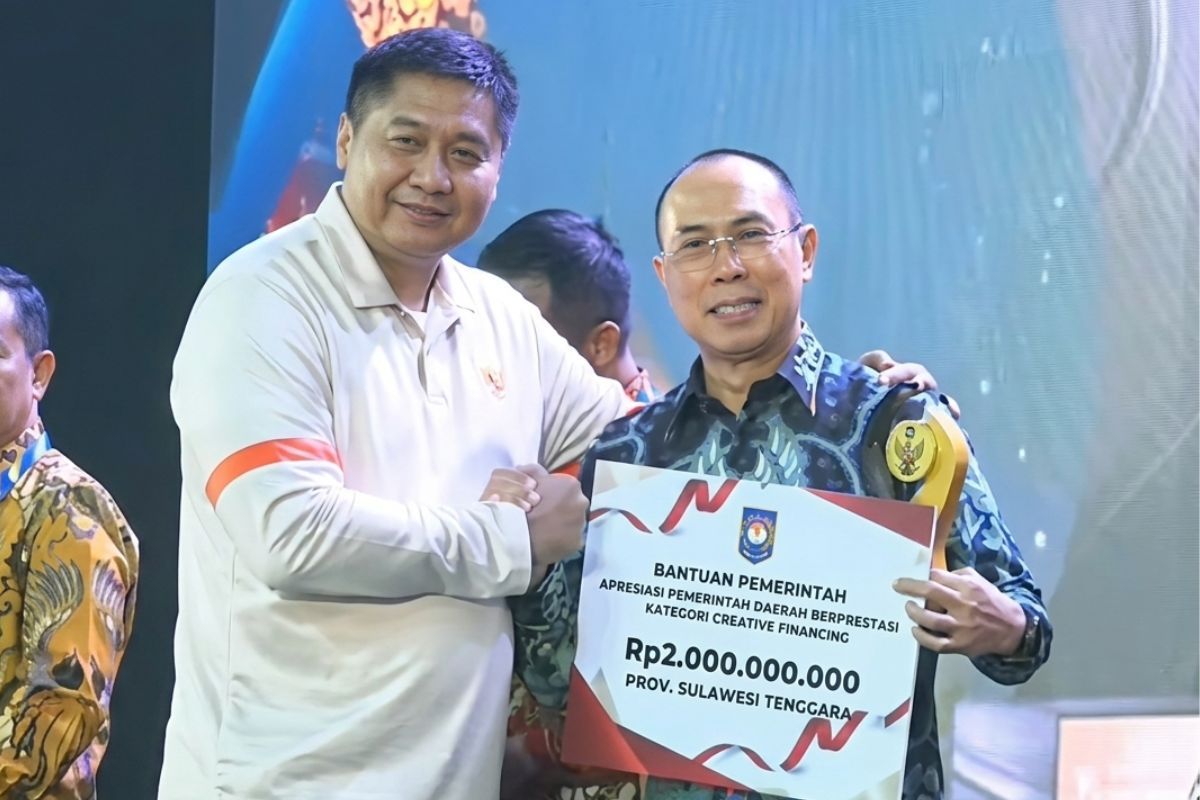 Gubernur Sulawesi Tenggara (Sultra) Andi Sumangerukka menerima penghargaan Terbaik II kategori Creative Financing tingkat provinsi dalam ajang Apresiasi Pemerintah Daerah (Pemda) Berprestasi 2026 Regional Sulawesi yang diserahkan Menteri PKP Maruarar Sirait dalam malam penganugerahan yang digelar di Hotel Claro, Kendari, Sulawesi Tenggara, Jumat (29/5/2026). 
