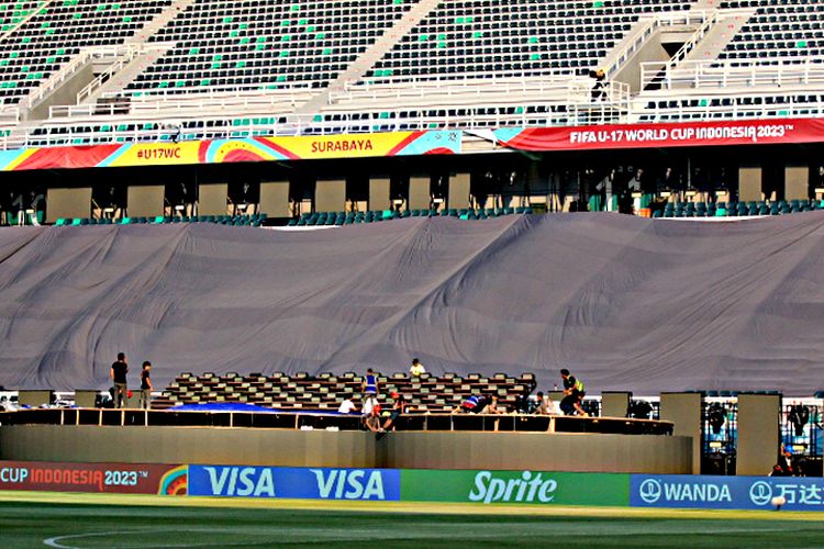 Jelang berlangsungnya Piala Dunia U17 2023 Indonesia, sejumlah orang panitia pelaksana sedang melakukan persiapan untuk pembukaan dan pertandingan di Stadion Gelora Bung Tomo Surabaya, Jawa Timur, Rabu (8/11/2023) sore.