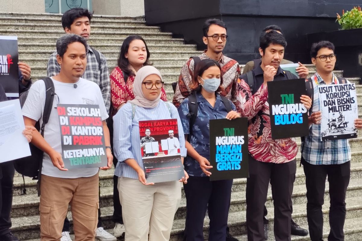 Sejumlah koalisi masyarakat sipil untuk reformasi sektor keamanan menggugat UU TNI nomor 3/2025 ke Mahkamah Konstitusi, Jakarta Pusat, Rabu (7/5/2025).