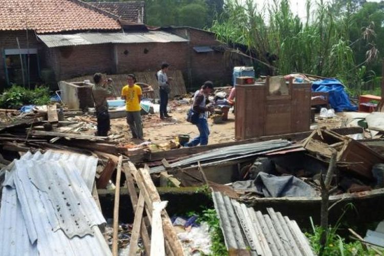 Rumah milik Saiful Karim di RT 6 RW 3 desa Lerep, Ungaran Barat,   Kabupaten Semarang rata dengan tanah akibat disapu angin puting beliung pada   Minggu (12/3/2017) siang.