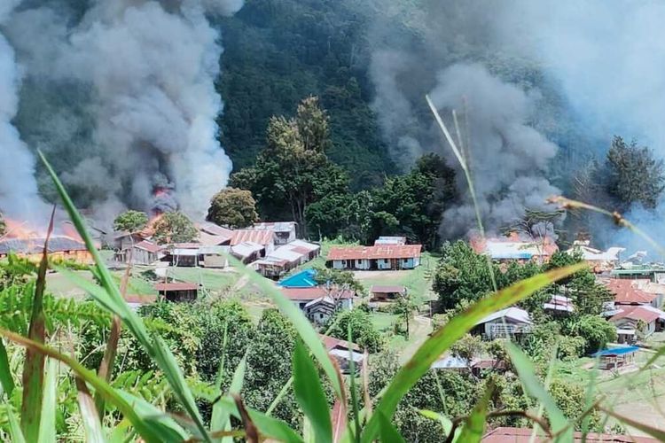 Armed Criminal Group burned public facilities and houses in Kiwirok district in Papua, leaving one dead on Monday, September 13, 2021. 