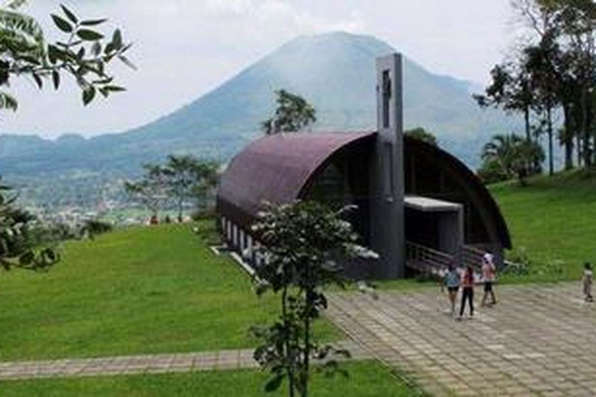 Wedding Chapel dengan latar belakang Gunung Lokon