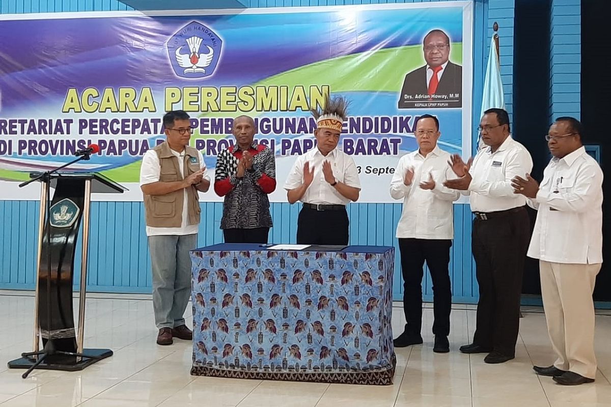 Mendikbud Muhadjir Effendy meresmikan sekretariat Tim Percepatan Pembangunan Pendidikan di Provinsi Papua dan Papua Barat, Senin (23/9/2019) di Jayapura.