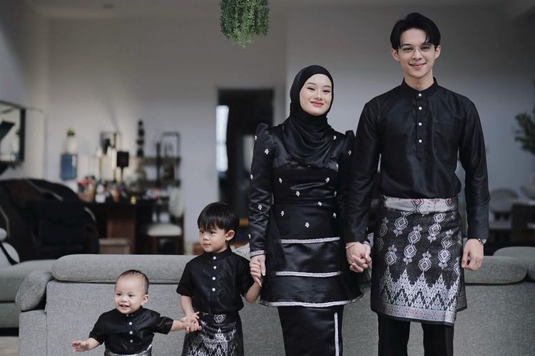 Dinda Hauw dan keluarganya kompak pakai outfit shimmer pada Lebaran 2024.