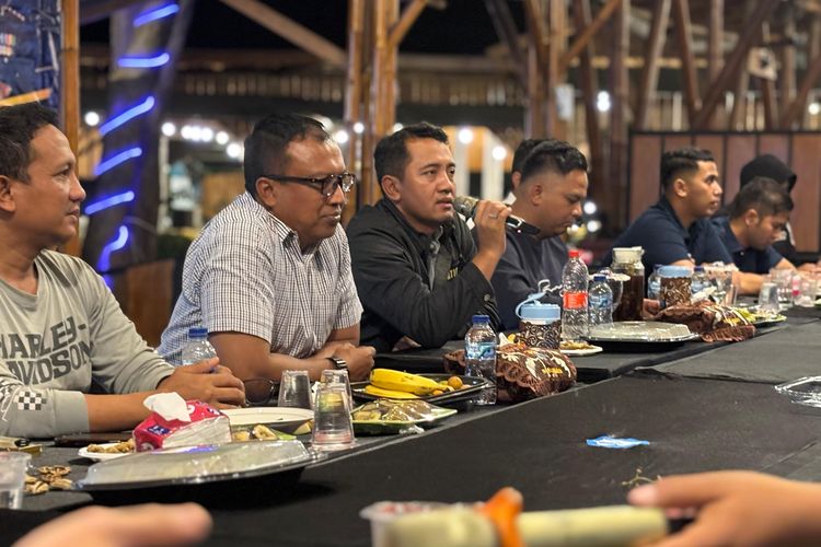 Kapolres Probolinggo AKBP Wahyudin Latif menentang keras pemalakan oleh oknum sopir jip kepada wisatawan pelajar SMP saat berwisata di Bromo. 