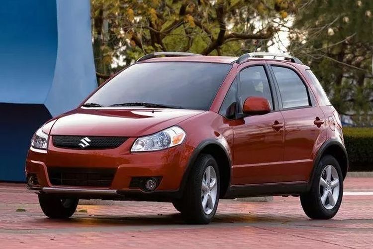 Suzuki SX4 jadi pelopor crossover di Indonesia.