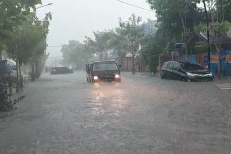 Kondisi banjir yang merendam jalan raya di Kabupaten Bojonegoro, Jawa Timur, Kamis (24/11/2022)
