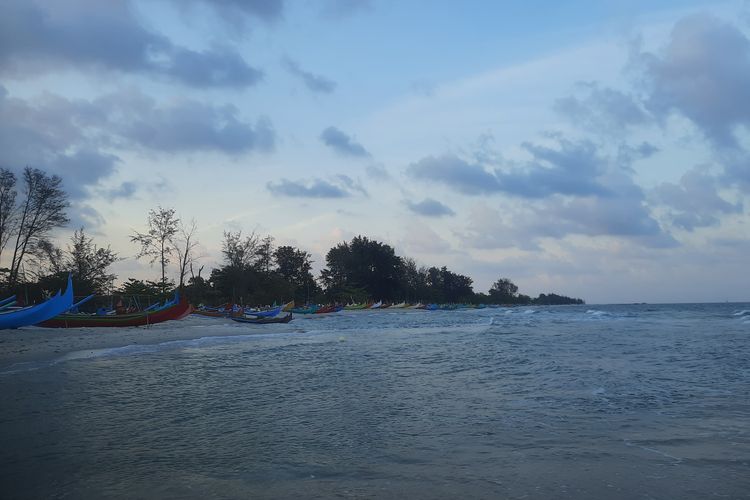 Ilustrasi Pantai Serdang di Belitung Timur, Kepulauan Bangka Belitung.