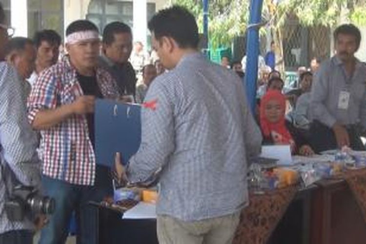 tim pasangan Sobli-Taufik keluar dari rapat verifikasi dukungan calon kepala daerah Ogan Ilir dari jalur independen, Jumat (21/8/2015).