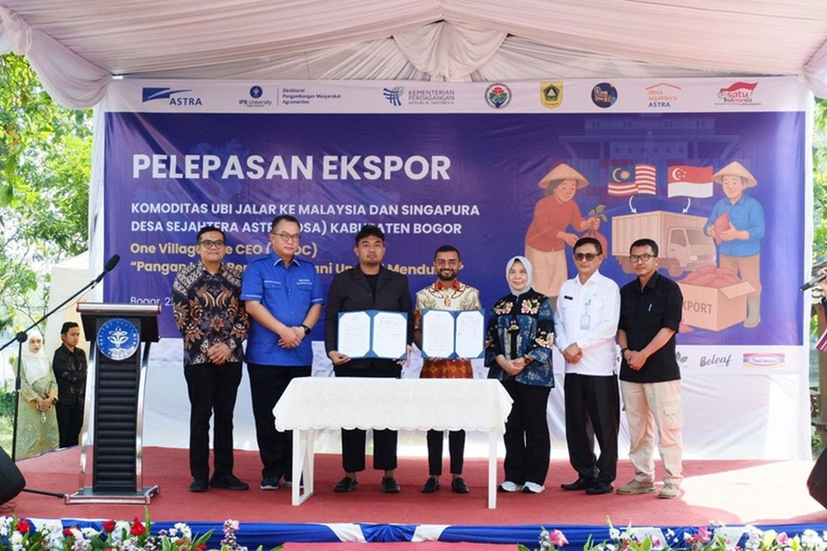 Penandatanganan komitmen kerja sama penjualan ubi jalar ke Malaysia dan Singapura oleh Desa Sejahtera Astra Bogor dengan offtaker yang dilaksanakan di Agribusiness and Technology Park (ATP) IPB, Selasa (22/7/2025). Acara ini dihadiri oleh Dirjen Pengembangan Ekspor Nasional Kementerian Perdagangan RI Fajarini Puntodewi, SH, MSi (ketiga kanan), Direktur Promosi dan Pemasaran Produk Unggulan Desa dan Daerah Tertinggal Kemendesa PDTT Dr H Yusra, MPd (kedua dari kanan), Rektor IPB Arif Satria (kedua kiri), serta Department Head CSR Strategic Astra Triyanto (kiri). 
