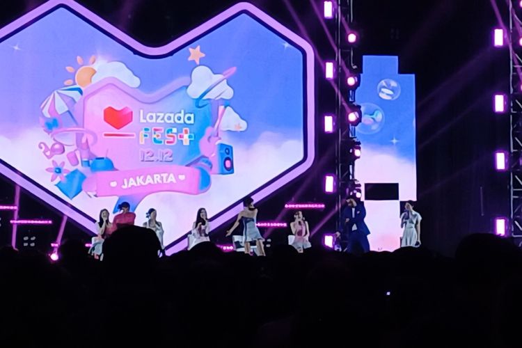 Presenter Indra Herlambang (jas biru, dua dari kanan) saat menari koreografi Chill Kill di depan girl group Red Velvet di konser Lazada Fest 12.12, di Indonesia Arena, Senayan, Jakarta Pusat, Rabu (13/12/2023).
