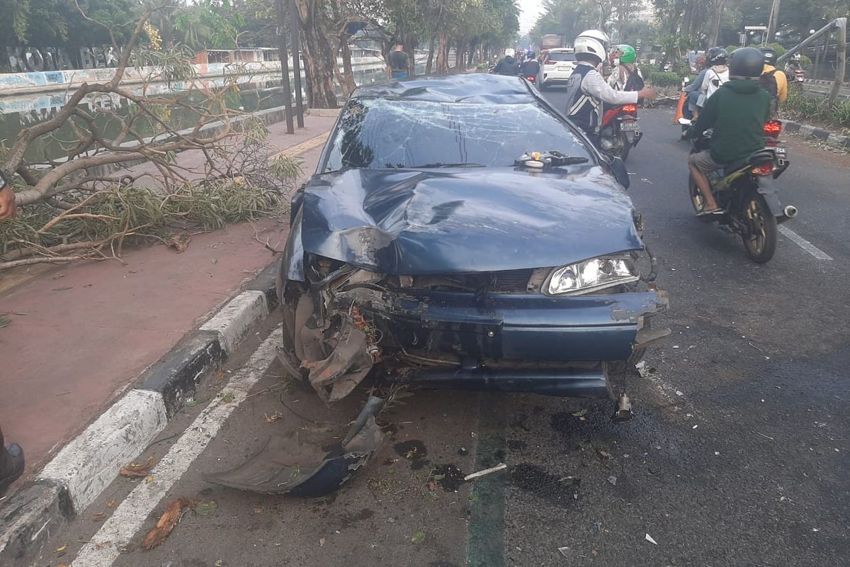 Mobil Sedan menabrak trotoar dan merobohkan tiang lampu penerangan di Jalan Chairil Anwar, Depan Mall Blue Plaza Kelurahan Margahayu, Kecamatan Bekasi Timur, Kota Bekasi, Rabu (11/10/2023) sekiranya pukul 02.30 WIB.