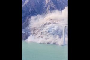 Jembatan Baru di China Ambruk Kena Gunung Longsor, Belum Setahun Berdiri