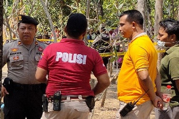 Kapolsek Warureja Iptu Nugroho S. bersama jajaranya saat mengamankan jalannya autopsi jenazah Rahadi oleh Tim DVI Polda Jateng di makam desa setempat, Kamis (31/10/2019)