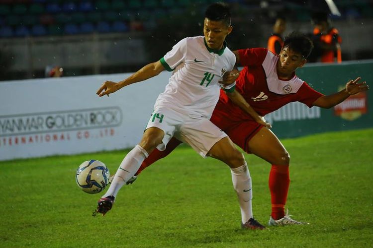 Aksi pemain timnas U-19 Indonesia, Febri Eka, ketika menghindari ancaman pemain Filipina pada pertandingan Piala AFF U-18 di Myanmar, Kamis (7/9/2017).